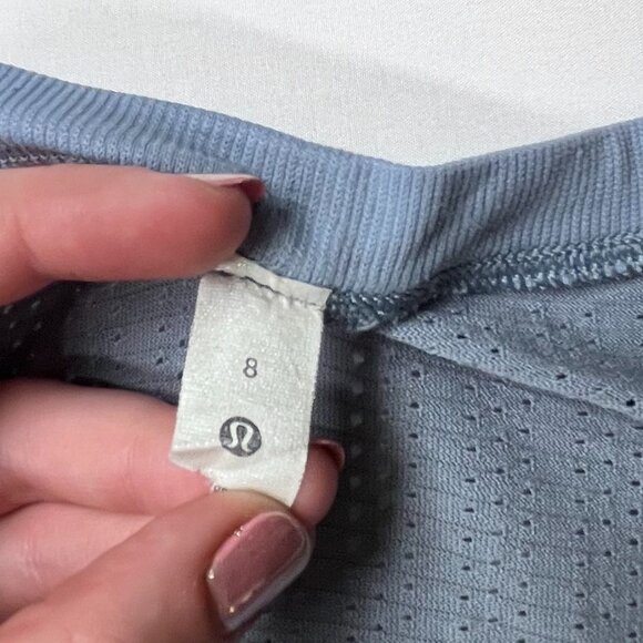 Lululemon Chambray Train to Be Tank perforated dots Flowy Muscle logo Womens 8 - Picture 2 of 10